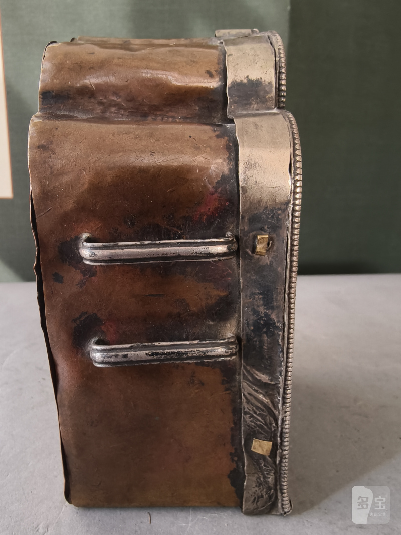 A copper gahu with partially gilded silver front with 'Buddhist emblems' and figure of Amitayus with turquoise inlays - 图14
